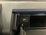 【USBチャージャー】スマホ等の充電ができるUSBチャージャーが装備!長時間のドライブには必需品です♪