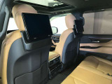 リヤシートエンターテインメントシステムオプション付きのお車です。後席の方も快適にドライブを楽しんでいただけます。