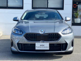 【BMWの伝統-1】BMWの特徴的な&ldquo;キドニーグリル&rdquo;は、80年以上続く伝統の形でございます。変わらないこだわりのデザインが、プレミアムブランド&ldquo;BMW&rdquo;を創り出します。