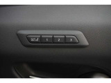 ポジションメモリー付シートです。シートやステアリング、ドアミラーの位置を記録しておくことが出来るのでご家族や複数の方で車を乗られる方には便利な機能です。
