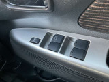 パワーウインドウスイッチです。運転席はオート機能付きです。