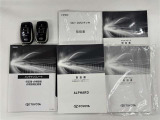 各種取扱説明書、保証書、スマートキ2つあります。