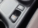 「HOLD」スイッチを押し、システムONの状態にしておくことで、渋滞や信号待ちなどでブレーキを踏んで停車した時にブレーキを保持。アクセルを踏むと解除されます。
