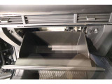 車検証や取扱説経書などをすっきり収納できるグローブボックス。内部も傷や汚れが少なく綺麗な状態です!