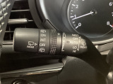 レバーをAUTOの位置にしているとき、レインセンサーが雨を感知すると、雨量に応じてワイパーが自動で作動してくれるオートワイパーを装備!設定変更で非作動にすると、間欠作動に固定されます。