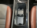 運転席・助手席のドリンクホルダーです。手のとどきやすい位置にあるので便利です