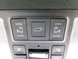 両側電動スライドドアを装備しています。狭い駐車場でも安全に開閉でき、さらに間口が広く乗り降りもし易いですよ。
