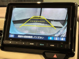 リバースギアに入れるだけで後方の表示へ切り替わります。夜間や雨の日の駐車も楽になりますよ。