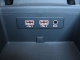 USBポート2口とAUX入力を備えています。