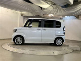 助手席側は電動スライドドアになってます。運転席やキーのリモコンで開閉できるので手が塞がっていても楽に積み降ろし出来ますよ。