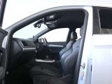クオリティの高いシートを採用するのは、Audiのクルマづくりの哲学のひとつです。特に座り心地が重要です。体の大きなドイツ人が座っても頑丈な耐久性があります。。しかも肌触りも良く高級家具のようです。