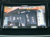 テレビ映像を楽しめる画面を備えており、停車中の待ち時間も車内でゆったり過ごせます。画面表示が見やすく、日常の休憩時などに活用しやすい装備です。