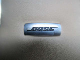 BOSEサウンドシステムを搭載。「良い音を出す」ではなく、その車種のごとに特徴を計算(車種専用設計)し、「反響音」を作り出すことによってどの座席でも自分中心で音が聴こえ、「心地よい空間」を作り出します。