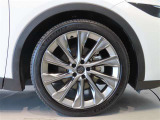 純正のアルミホイール装着車です。タイヤサイズは225/45R21です。