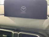【10.25インチマツダコネクト】車内の雰囲気にマッチした大型ディスプレイ。スマホ接続でのナビ使用やBluetooth再生等、様々な機能が楽しめます。直感的なダイヤル操作が可能で、使い勝手も良好です。