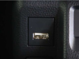 USB接続により外部オーディオと連携する事が出来、車内で音楽を楽しむ事が出来ます。