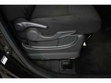 運転席シートリフター装備!シートの上下調整で運転操作の視界を確保できます。