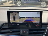サラウンドビューカメラ装備 車両の4つのカメラから得た映像を合成し、上空から眺めているような映像をモニターに映し出します。車両周辺の歩行者や障害物などの発見に役立ちます。