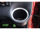 ハンドルの右側にドリンクホルダーがございます!手に取りやすい位置にありますので運転中の水分補給もラクラクです♪