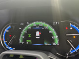 速度や燃料残量などの情報をメーター内で確認でき、運転に必要な表示を把握しやすい構成です。中央には車両状態も表示され、日々の運転をサポートします。