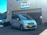 斜め前から。シルバーのボディカラーのムーヴ4WD。現車確認・試乗も大歓迎です