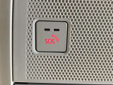 万が一の事故や急病時に心強いSOSコール。ボタン操作時やエアバッグ作動時に専門のオペレーターへ繋がり、警察・救急への通報やロードサービスの手配を迅速に行う、安心のコネクティッドサービスです。