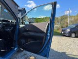 運転席ドア内側に目立つ傷やシミは見当たりません。