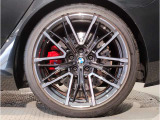 【BMWアロイホイル】軽量かつ強度に拘ったアロイホイル。走行性能ポテンシャルを引き出す設計。車の足元を引き締めてくれる大きなポイントはアロイホイルです。