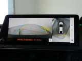 パノラミックビューモニター付きです。車両を上から見たような映像をディスプレイオーディオ画面に表示。運転席からの目視だけでは見にくい、車両周辺の状況をリアルタイムでしっかり確認できます。