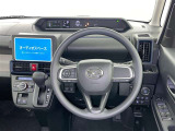 運転席まわりです。 各操作スイッチは使いやすい位置に配置されてます。