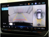★ギアをリバースに入れると車両後方とガイドラインが表示され車庫入れ、縦列駐車の際に安全確認をサポートします★
