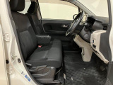 ベンチシート形状で足元も含め広々ゆったり座っていただけます。運転席側に装備してますセンターコンソールボックスを利用頂くとセパレートしてリラックス、ベンチにして開放的に2タイプお好みに合わせ使えます。