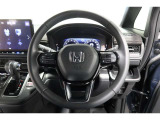 運転中もハンドルでの操作が可能です。特に高速道路等の目が離せない運転時には、便利さだけでなく、安全性も兼ね備えております。