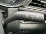 レバーには矢印やライトの表示があり、機能を目で確かめやすい配置です。運転席から手を伸ばしやすい位置にまとまり、必要な操作を確認しながら扱えます。