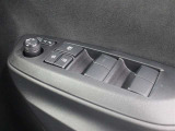 運転席からも操作可能な全席パワーウィンドウが装備されています。