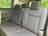 2列目は横並びの座席とそれぞれのヘッドレストを備え、同乗者がくつろぎやすい空間です。窓から外の様子も見渡せ、家族や友人との移動時間をゆったり過ごせます。