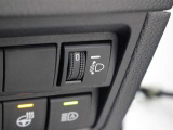 人や荷物を満載しても、対向車や先行車に迷惑をかけない、室内からヘッドライトの光軸を調整できます。
