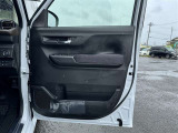 運転席ドアの内張です!使用感が少なくきれいな状態です!ドリンクホルダーや収納も備わっています!
