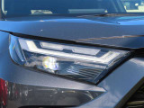 今や主流となってきました「LEDヘッドランプ」。消費電力も少なく、エコ走行に貢献します。コレが付いているだけで、優越感に浸れますよね。HIDに負けないくらい明るく安全です。