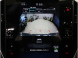 後方映像を11.6インチディスプレイに表示し、ステアリング連動ガイドラインが駐車をサポート。さらに後退時はリヤ4センサーが障害物を検知し、必要に応じてブレーキが作動します。