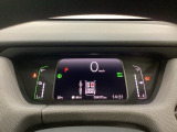 デジタル表示のスピードメーターとタコメーター、燃費やオドメーターなどの表示の他に、ホンダセンシング機能などの表示もできる多機能なマルチインフォメーション・ディスプレイです。