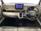 車内は光触媒抗菌消臭施工済です。インパネ周りはスタイリッシュなデザインで機能や装備も充実しています。グローブボックスやカップホルダーのほかにトレーなどたくさんの収納スペースが付いています。