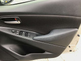 運転席ドアトリムとパワーウィンドウスイッチ