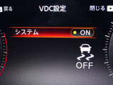 【横滑り防止】ハンドル操作や滑りやすい路面を走行中、横滑りを感知すると自動的に車両の進行を保つよう制御!