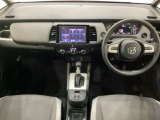 車内は光触媒抗菌消臭施工済です。インパネ周りはスタイリッシュなデザインで機能や装備も充実しています。グローブボックスやカップホルダーのほかにトレーなどたくさんの収納スペースが付いています。