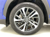 アルミホイールが車の雰囲気を引き立てますね!