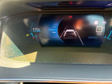 アクティブクルーズコントロールはレーダーが前方車を検知、設定速度より遅い車両が現れても、設定車間距離を保つためにエンブレとシフトダウンによって自動減速、車間距離が開けば、設定速度まで再加速します