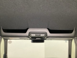 ルームミラー付近の天井にオプション装備のルーフコンソールがついています。ティシュや伝票など、よく使うアイテムをスマートに収納できます。