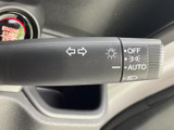 ウインカーやライトに関する表示がレバー上に見やすく配置されています。AUTOの表示も確認でき、周囲の明るさに応じたライトの利用をサポートする装備です。