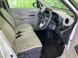 明るい色合いでまとめられた室内は、運転席から前方を見渡しやすいレイアウト。座面と背もたれにゆとりがあり、運転時も乗り降りの際も落ち着いて過ごせる空間です。